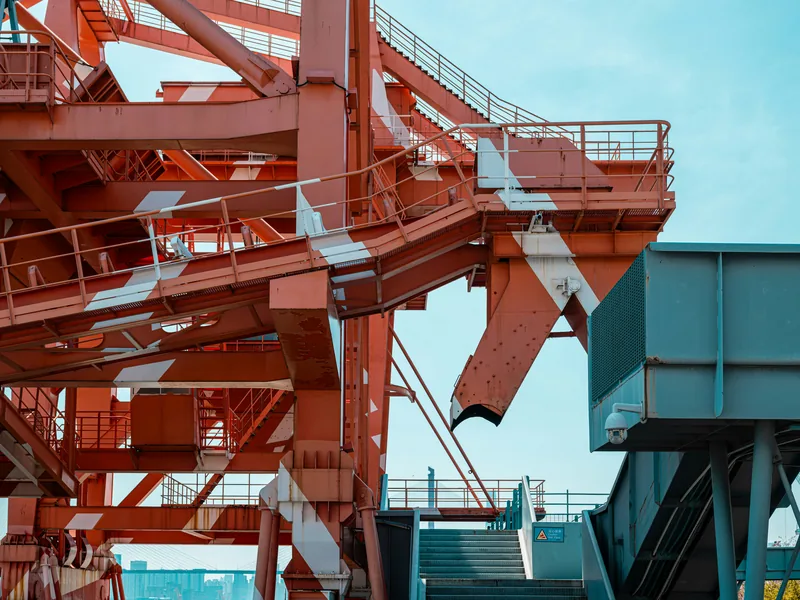 Cases moving through an automated material handling system